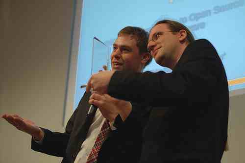 Alexander Reichle-Schmehl w imieniu Debiana odbiera nagrodę za wybitny wkład w WiOO